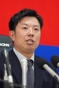 契約交渉を終え会見する中日松葉貴大(撮影･森本幸一)