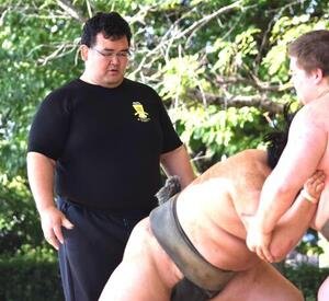 朝稽古で弟子に指導する秀ノ山親方