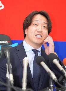 契約交渉を終え会見する柳裕也(撮影･森本幸一)