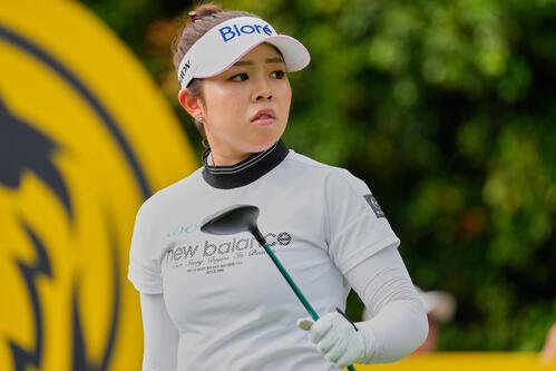 2026年10月29日、マレーシアのクアラルンプールで開催されたLPGAメイバンク選手権の初日、3番ホールでティーショットを放った後の山下美夢有(AP)