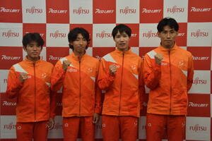 富士通の専用寮の内覧会に出席した、左から上原琉翔、浦野雄平、塩尻和也、松枝博輝