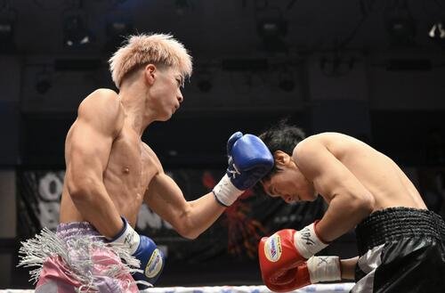 1回、片岡叶夢(左)はジャクパン･サントンにパンチを打ち込む(撮影･滝沢徹郎)