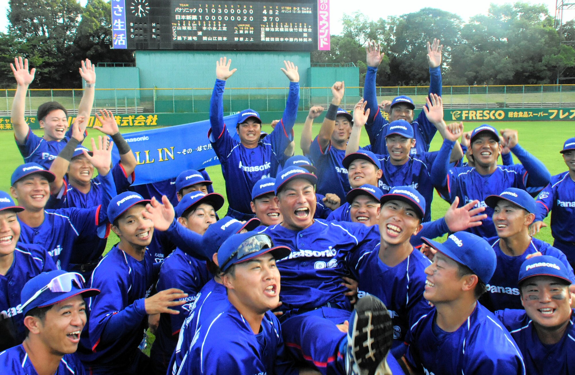 3年ぶりの日本選手権出場を決め、喜ぶパナソニックの選手やスタッフ=2026年9月30日、わかさスタジアム京都