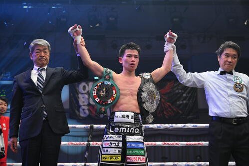 野上翔に勝利し東洋太平洋と日本フライ級のベルトを肩にかけ勝名乗りを受ける田中将吾(撮影･滝沢徹郎)