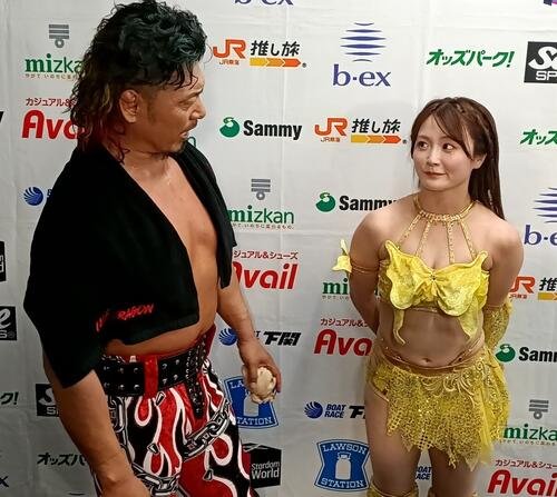 絆も深まった？鷹木信悟(左)となつぽい