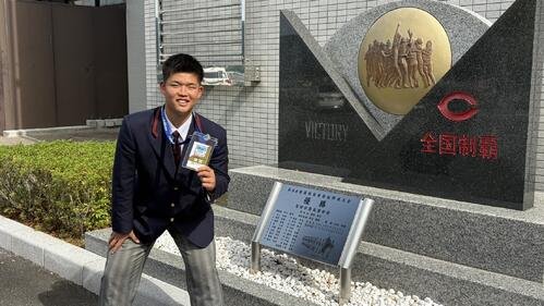 指名あいさつを受けた巨人ドラフト4位指名の智弁学園･杉本真滉