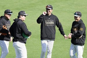 安藤優也投手チーフコーチ(左から2人目)らと笑顔で言葉を交わす阪神藤川球児監督(同3人目)(撮影･前田充)