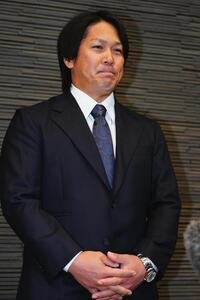 楽天にトレード移籍が発表され囲み取材に応じる甲斐拓也(撮影･垰建太)