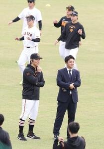 秋季キャンプ初日　練習する選手の中、話し込む巨人松井秀喜監督(左)と高橋由伸ヘッドコーチ(撮影･浅見桂子)2026年10月30日　ジャイアンツ球場