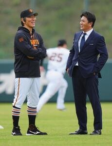 練習中、笑顔で言葉を交わす巨人松井秀喜監督(左)と高橋由伸ヘッドコーチ(撮影･垰建太)