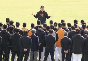 秋季キャンプ初日　円陣で選手に話をする巨人松井秀喜監督(撮影･浅見桂子)