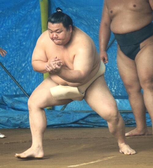 朝稽古をする美ノ海