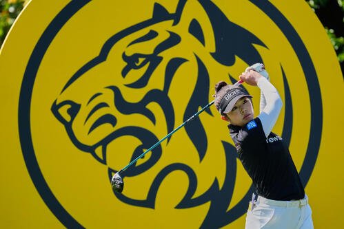 LPGAメイバンク選手権の2日目、3番ホールでボールの行方を見つめる山下美夢有 (AP)