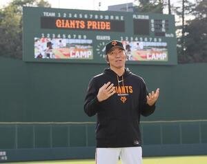 秋季キャンプ初日　巨人松井秀喜監督は選手にあいさつする　2026年10月30日　ジャイアンツ球場