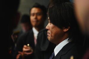 楽天にトレード移籍が発表され囲み取材に応じる甲斐拓也(撮影･垰建太)