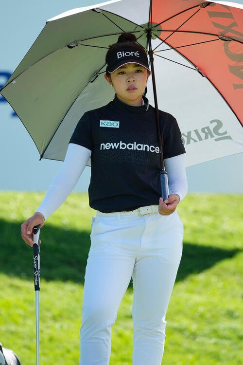 8番ホールで傘を持つ山下美夢有 (AP)