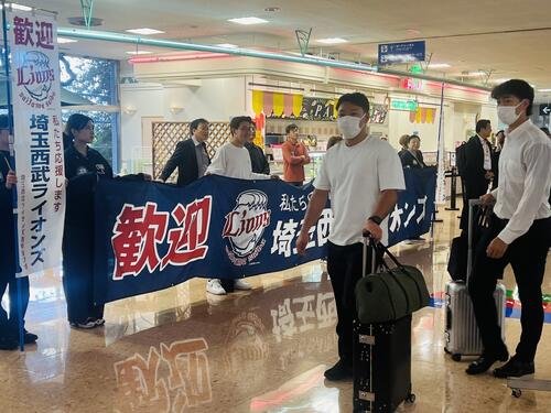 南郷キャンプに向けて宮崎空港に到着した山田陽翔投手(中央ら)西武ナイン