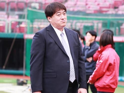 秋季練習を見守る楽天･石井一久GM
