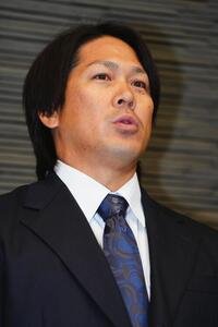 楽天にトレード移籍が発表され囲み取材に応じる甲斐拓也(撮影･垰建太)