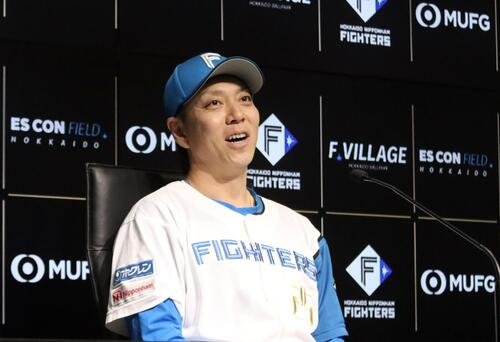 会見で笑顔を浮かべ話す日本ハム宮西尚生
