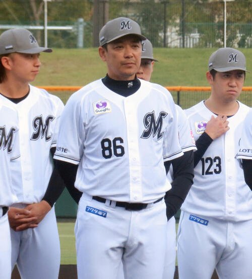 秋季キャンプセレモニーに参加したロッテのサブロー監督(中央)