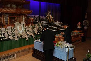 球団OB池谷公二郎さんの通夜に参列した広島新井貴浩監督(右)と黒田博樹球団アドバイザー(代表撮影)