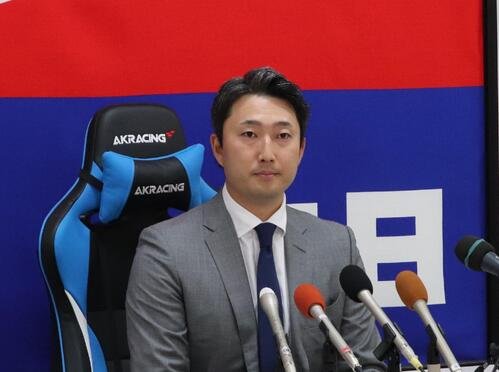 ナゴヤ球場に隣接する｢昇竜館｣で契約更改に臨んだ中日藤嶋健人