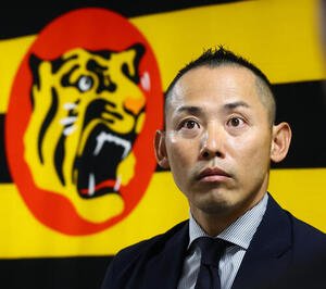 就任会見を行ったあと、記者の質問に答える阪神矢野謙次1軍打撃チーフコーチ(撮影･加藤哉)