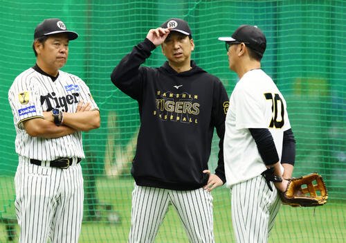 練習中、野村克則コーチ(左)、田中秀太コーチ(右)と話し込む阪神藤川球児監督(撮影･加藤哉)