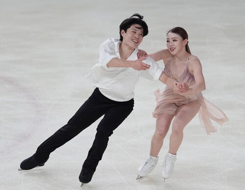 リズムダンスの演技を披露する紀平梨花と西山真瑚組(撮影･小沢裕)