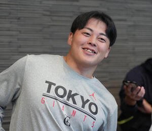 連取後、取材に応じる巨人山瀬慎之助(撮影･足立雅史)
