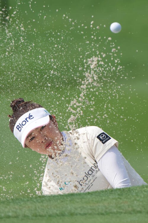メイバンク選手権3日目、バンカーからショットを放つ山下美夢有(AP)