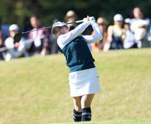 5番、ティーショットを放つ佐久間朱莉(撮影･増田悦実)