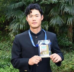 指名あいさつを終え、写真撮影に応じる慶大･今津慶介