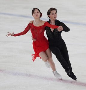 アイスダンスデビュー戦でリズムダンスの演技を披露する本田真凜、宇野昌磨組(撮影･小沢裕)