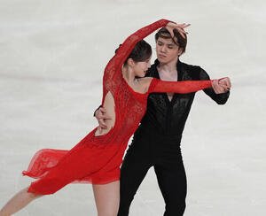 アイスダンスのデビュー戦でリズムダンスを披露する本田真凜、宇野昌磨組(撮影･小沢裕)