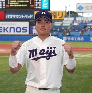 立大対明大　サヨナラ適時打を放ちガッツポーズをする明大･田上夏衣(撮影･小島史椰)