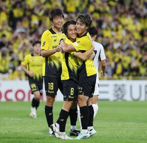 柏対浦和　前半、ゴールを決め柏垣田裕暉(左)と遠藤渓太(右)と喜ぶ小泉佳穂(撮影･宮地輝)