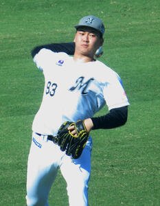 キャッチボールをするロッテ高橋快秀