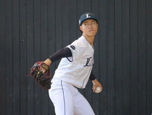 秋季キャンプでブルペン投球する西武菅井(撮影･金子真仁)