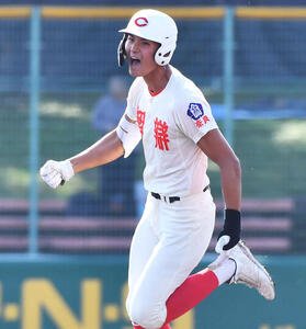 智弁学園対彦根総合　3回表智弁学園無死一、三塁、逆転の中越え3点本塁打を放った智弁学園･太田蓮は雄たけびをあげながら塁を回る(撮影･岩下翔太)