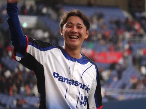 パナソニック対日本生命　試合後、観客席に手を振るパナソニック柿本晟弥(撮影･中島麗)
